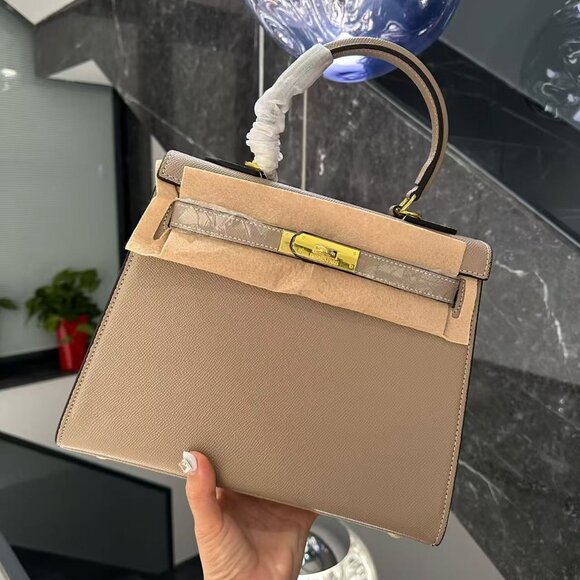 Classic Hermes Bag: A Stylish and Versatile Choice for Elegance - Picture 5 of 5